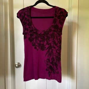 Heavy weight, sleeveless le Chateau top